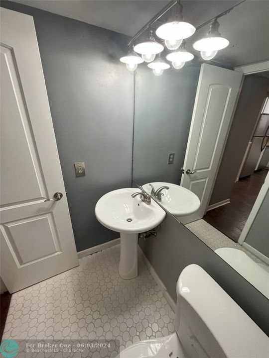 Active With Contract: $169,990 (1 beds, 1 baths, 900 Square Feet)