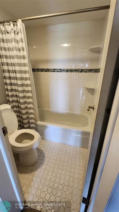 Active With Contract: $169,990 (1 beds, 1 baths, 900 Square Feet)