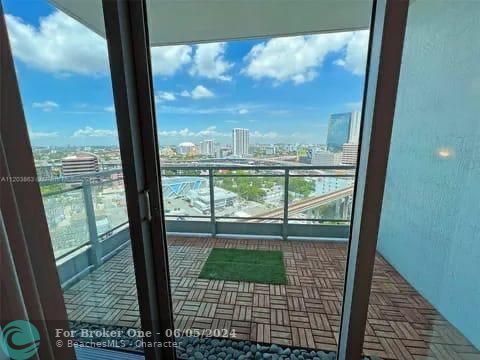 Active With Contract: $2,500 (1 beds, 1 baths, 747 Square Feet)