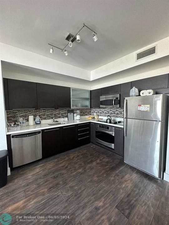 Active With Contract: $2,500 (1 beds, 1 baths, 747 Square Feet)
