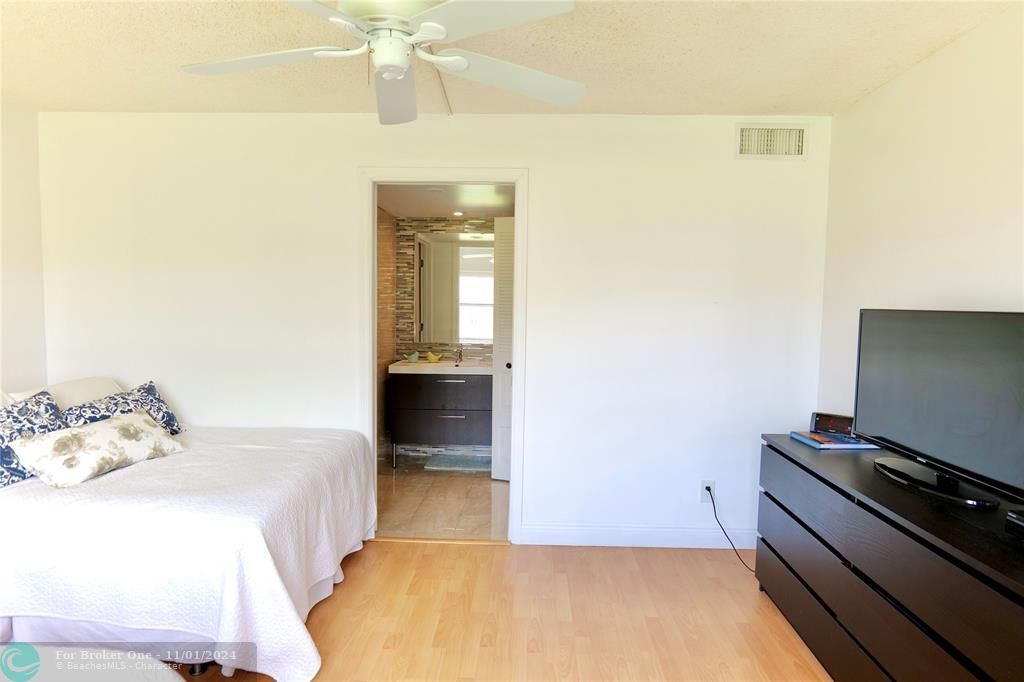 For Sale: $179,500 (2 beds, 2 baths, 1025 Square Feet)