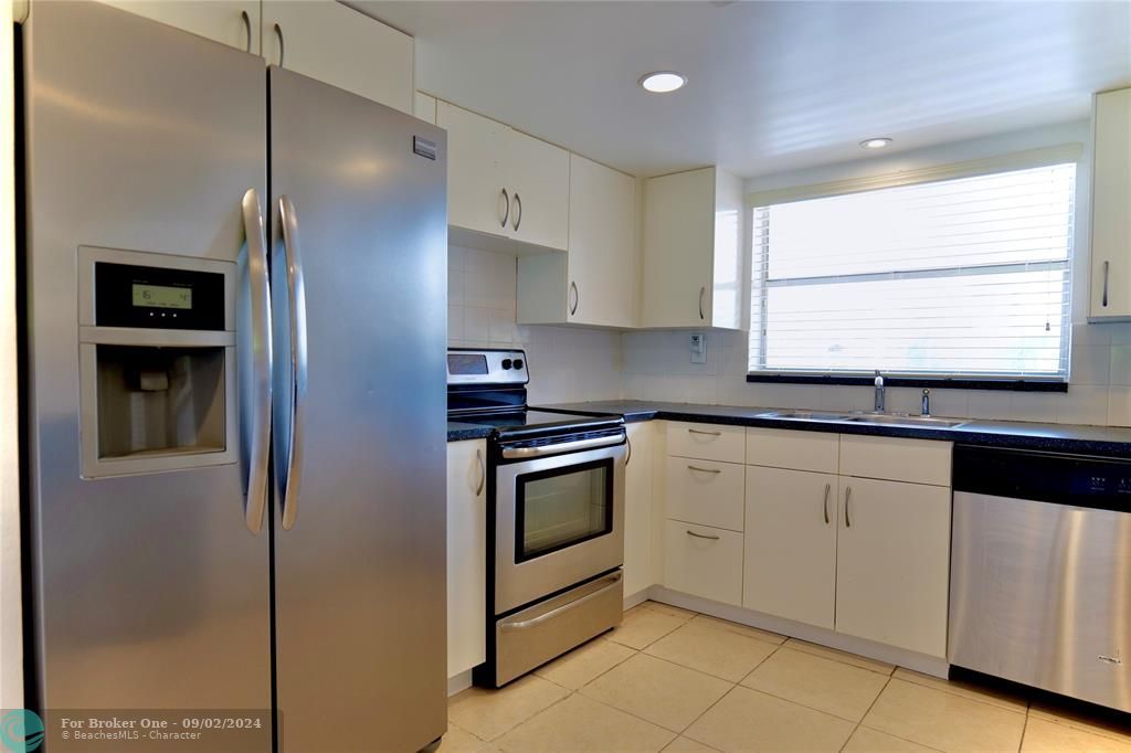 For Sale: $179,500 (2 beds, 2 baths, 1025 Square Feet)