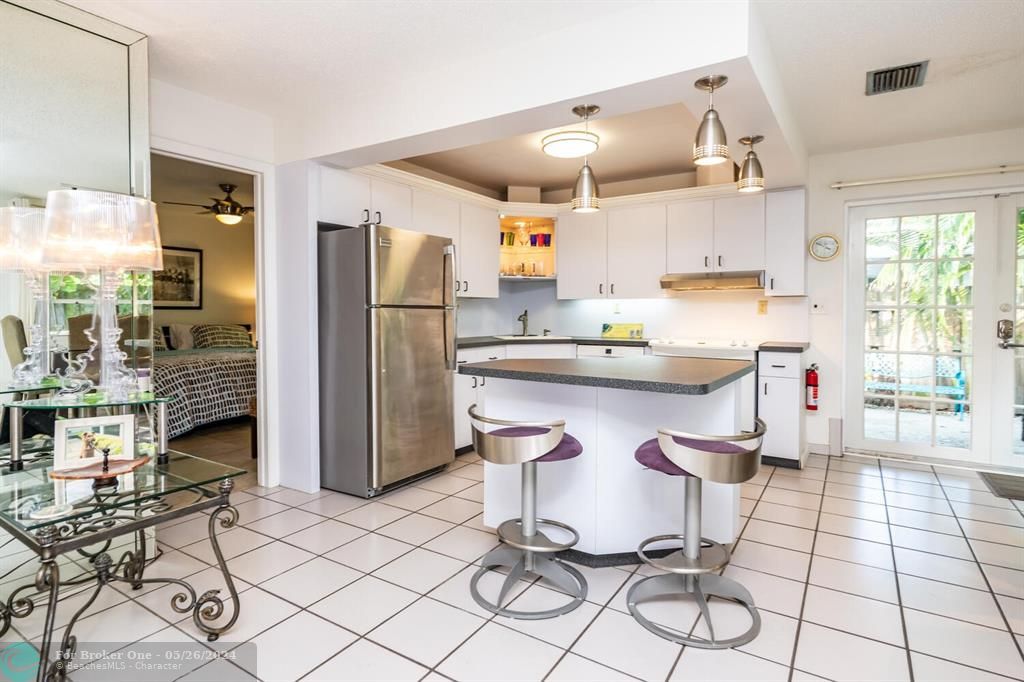 For Sale: $3,600 (2 beds, 2 baths, 1100 Square Feet)