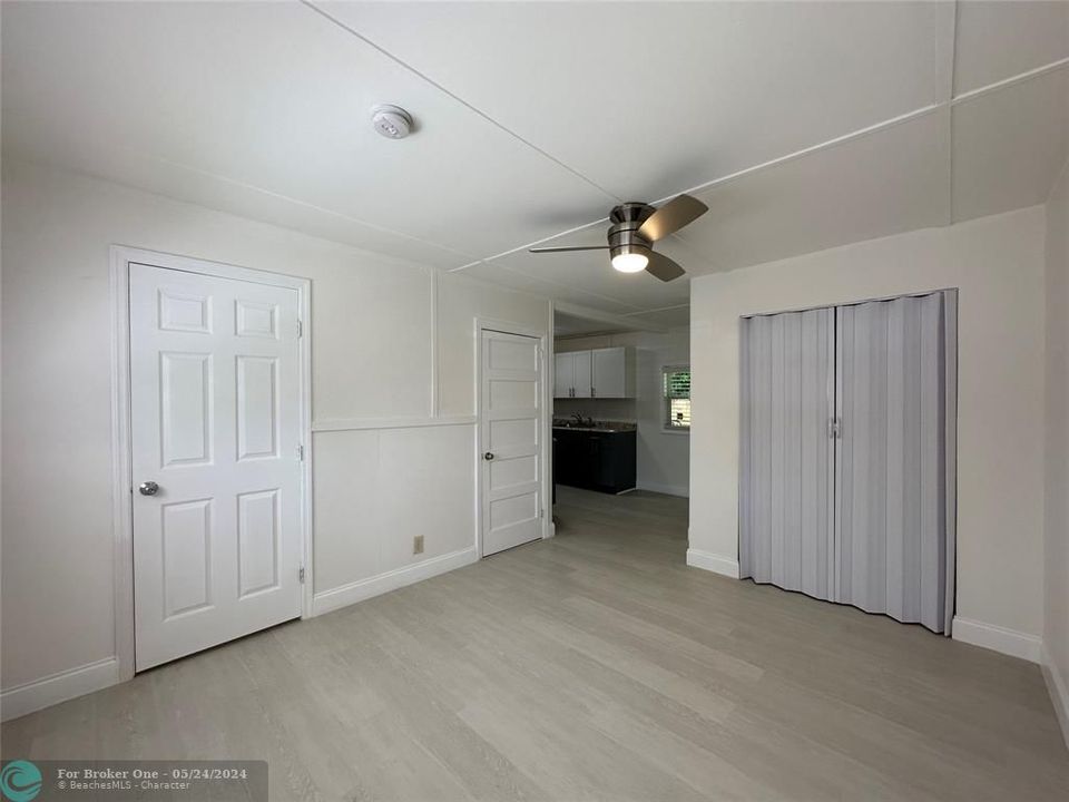 Active With Contract: $1,300 (1 beds, 1 baths, 441 Square Feet)