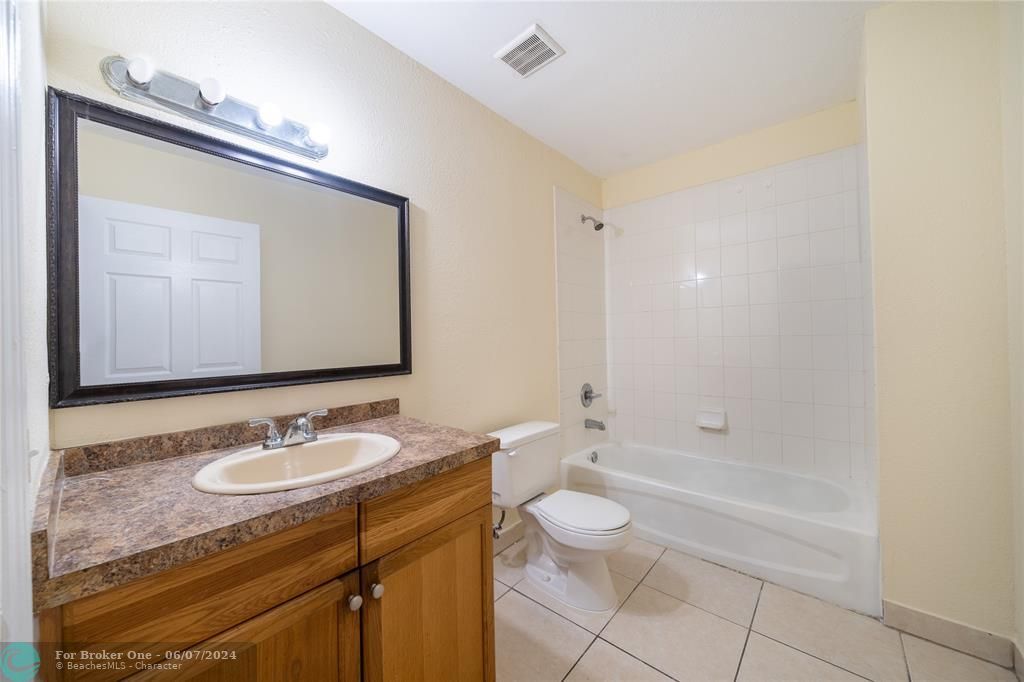 最近租的: $2,900 (3 贝兹, 2 浴室, 1296 平方英尺)