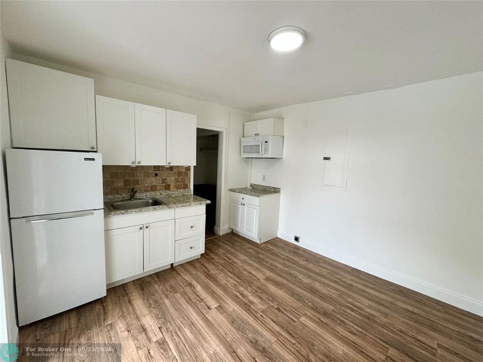 Recently Rented: $1,300 (0 beds, 1 baths, 400 Square Feet)