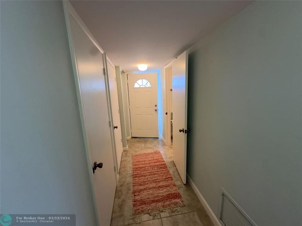 For Sale: $289,000 (1 beds, 1 baths, 941 Square Feet)