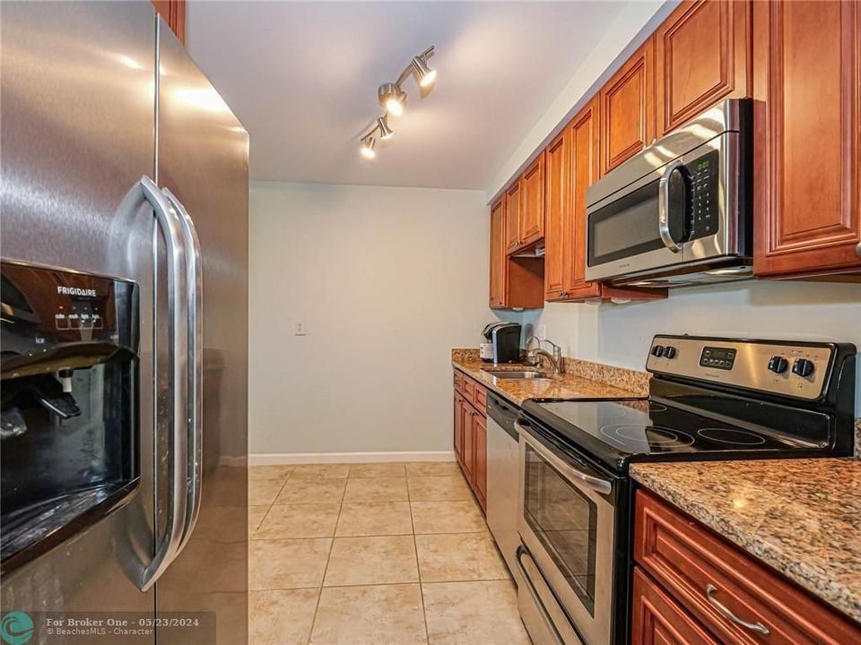 For Sale: $289,000 (1 beds, 1 baths, 941 Square Feet)