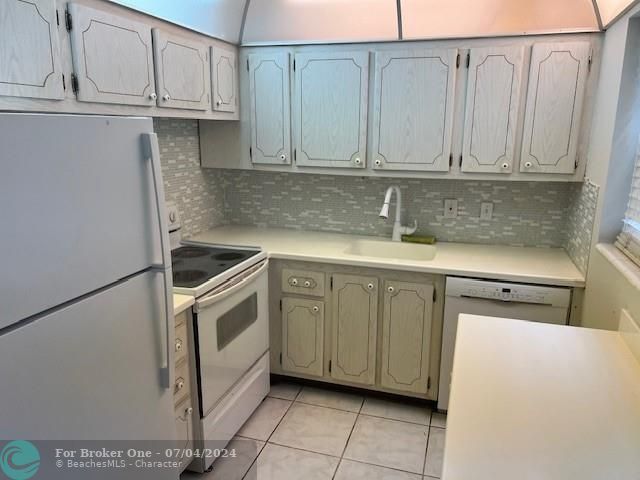 For Sale: $199,900 (2 beds, 2 baths, 820 Square Feet)