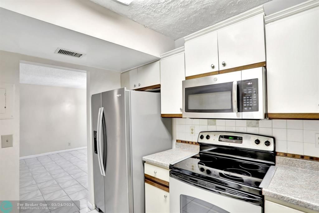 For Sale: $245,000 (3 beds, 2 baths, 1100 Square Feet)