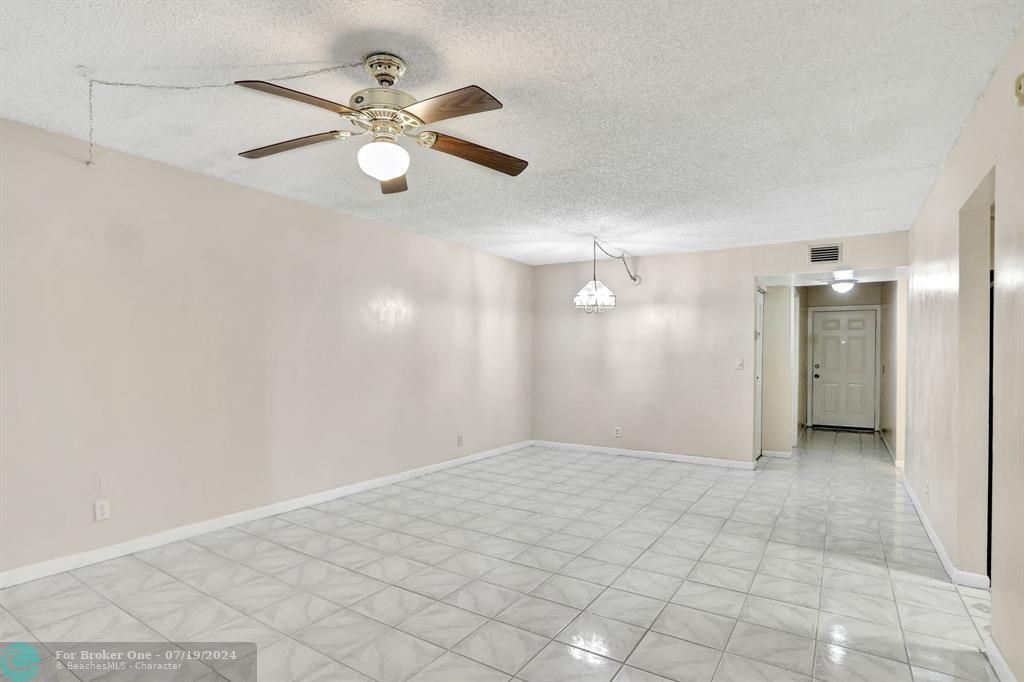 For Sale: $245,000 (3 beds, 2 baths, 1100 Square Feet)