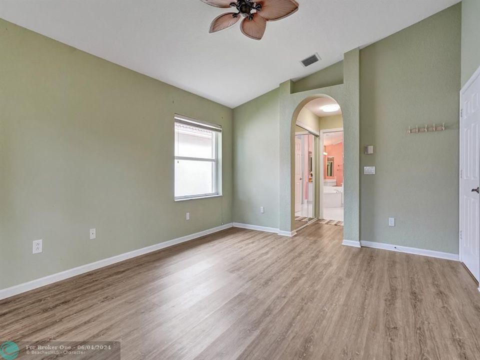 Active With Contract: $3,950 (3 beds, 2 baths, 1892 Square Feet)