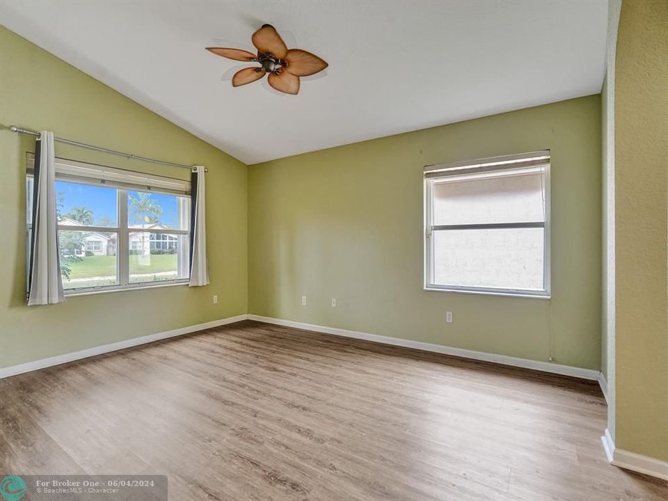 Active With Contract: $3,950 (3 beds, 2 baths, 1892 Square Feet)