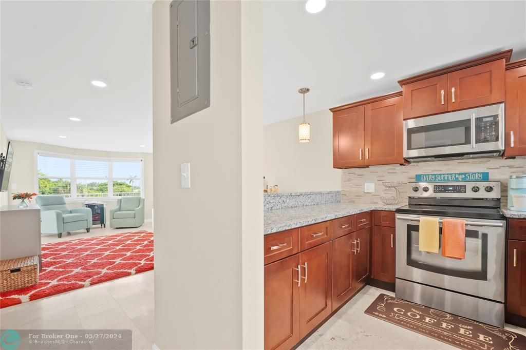 For Sale: $299,999 (1 beds, 1 baths, 900 Square Feet)