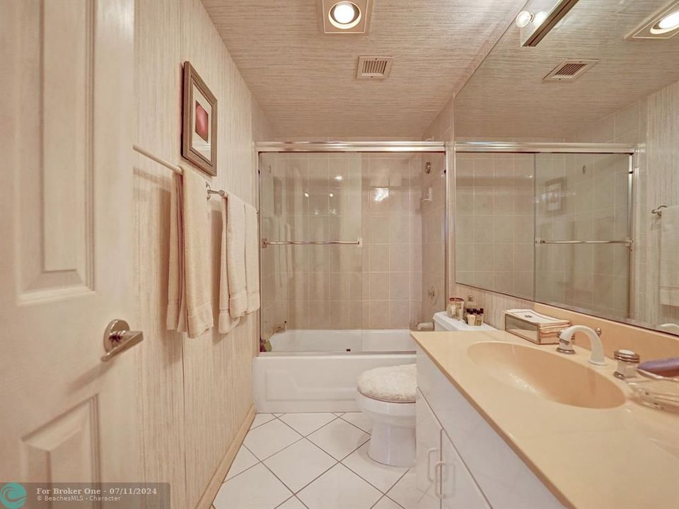 Под контрактом: $425,000 (2 спален, 2 ванн, 1500 Квадратных фут)