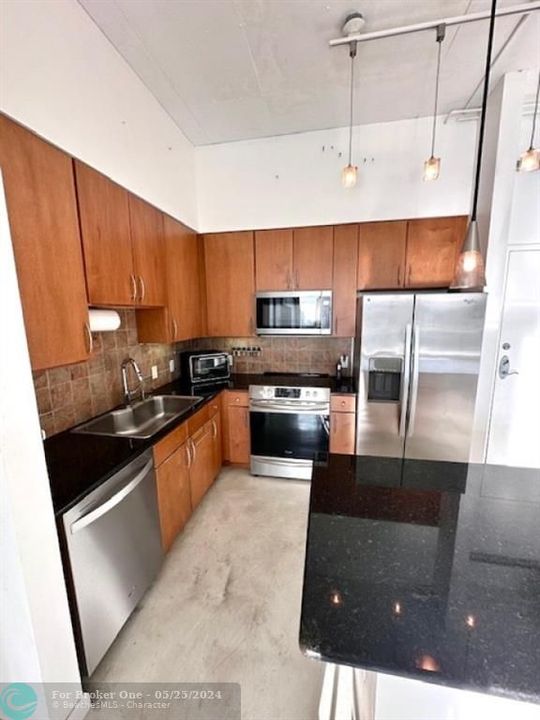For Sale: $420,000 (1 beds, 1 baths, 798 Square Feet)
