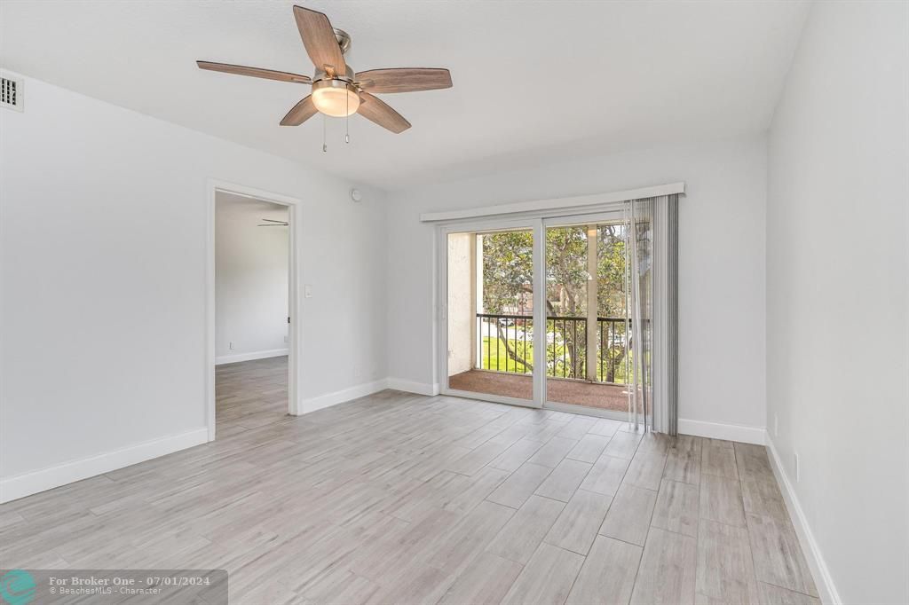 Active With Contract: $1,650 (1 beds, 1 baths, 900 Square Feet)