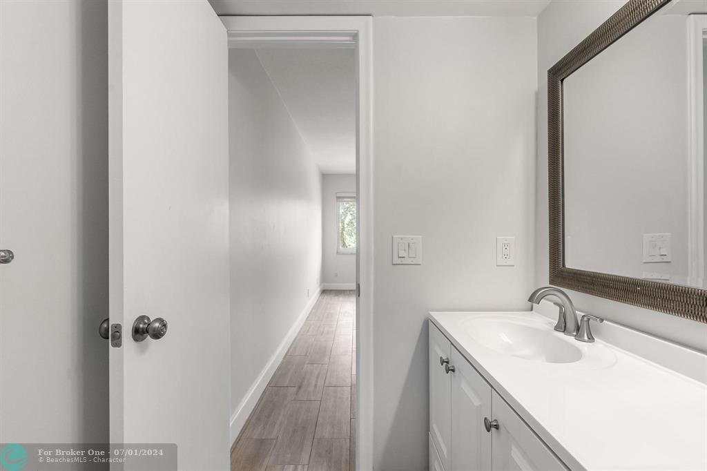 Active With Contract: $1,650 (1 beds, 1 baths, 900 Square Feet)