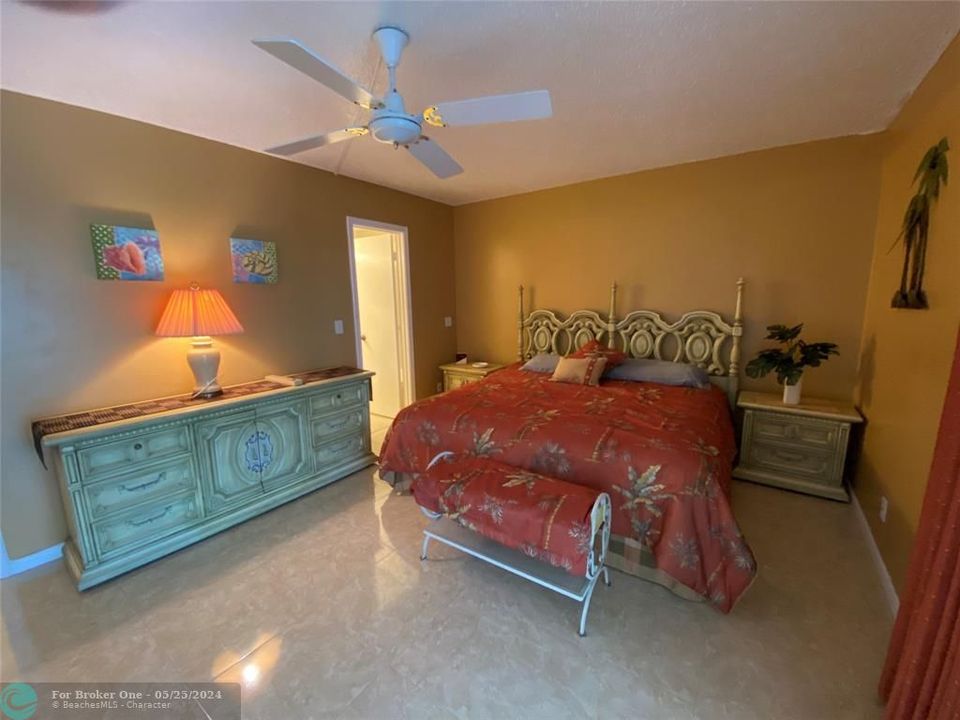 Active With Contract: $124,000 (1 beds, 1 baths, 700 Square Feet)