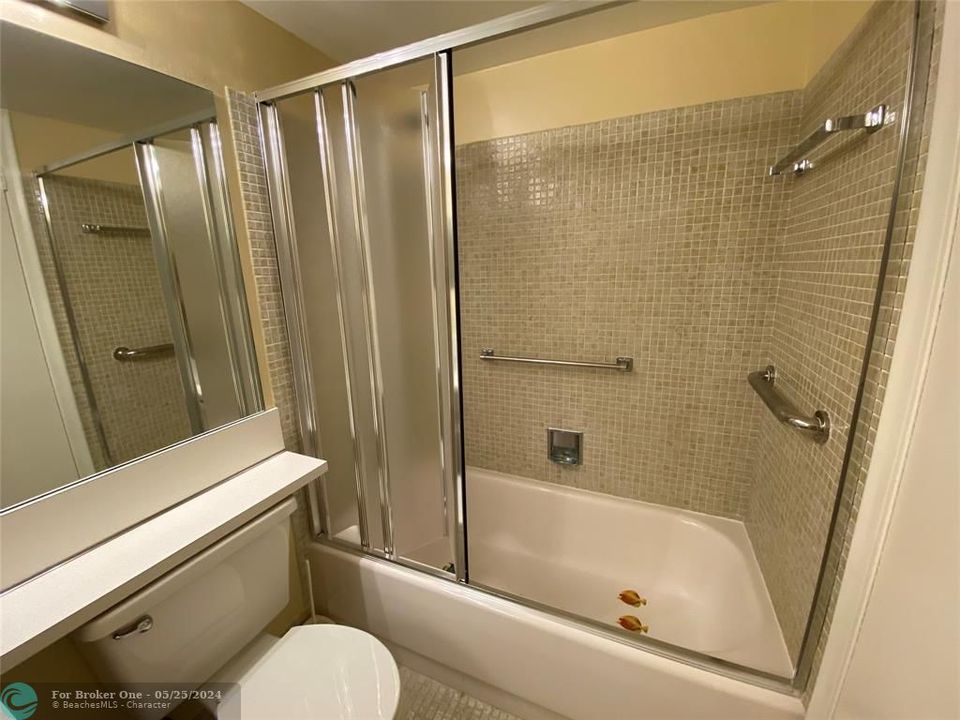 合同活跃: $124,000 (1 贝兹, 1 浴室, 700 平方英尺)