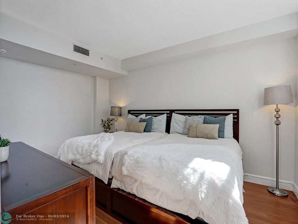 Active With Contract: $600,000 (2 beds, 1 baths, 1251 Square Feet)