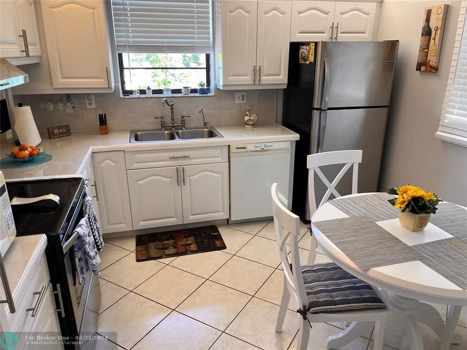 For Sale: $215,000 (2 beds, 2 baths, 1270 Square Feet)