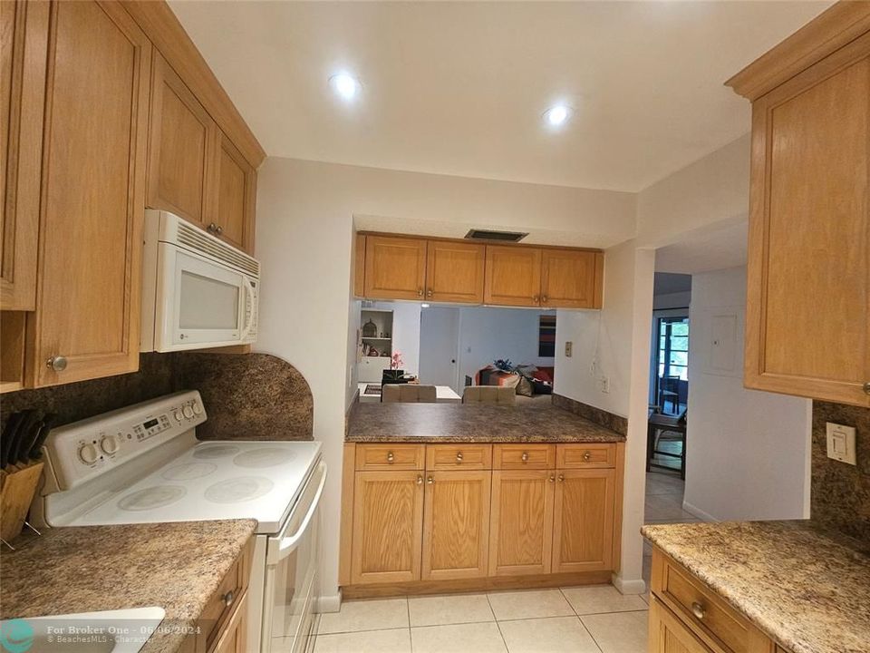 For Sale: $169,000 (2 beds, 2 baths, 1000 Square Feet)