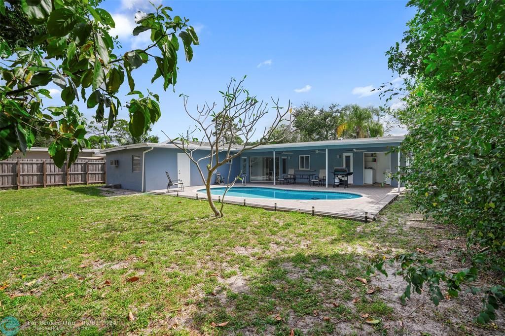 Active With Contract: $549,900 (3 beds, 3 baths, 1619 Square Feet)