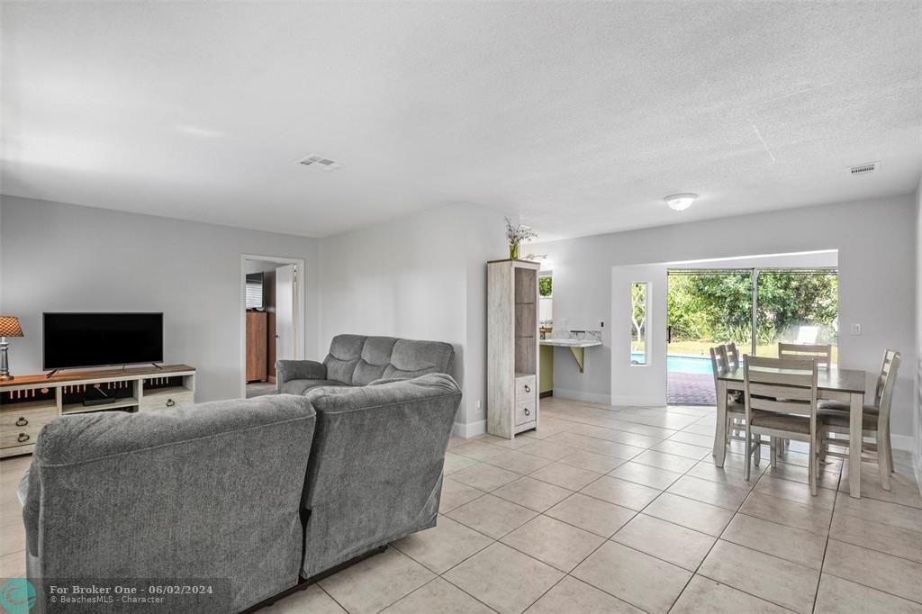 Active With Contract: $549,900 (3 beds, 3 baths, 1619 Square Feet)