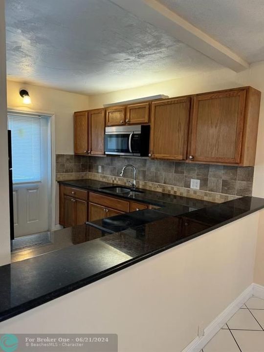 Active With Contract: $147,900 (1 beds, 1 baths, 668 Square Feet)