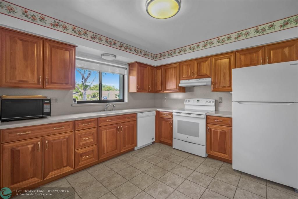 For Sale: $254,900 (2 beds, 2 baths, 1400 Square Feet)