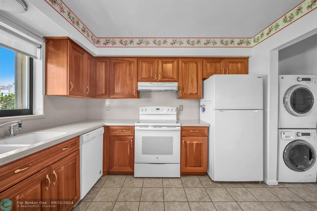 For Sale: $254,900 (2 beds, 2 baths, 1400 Square Feet)