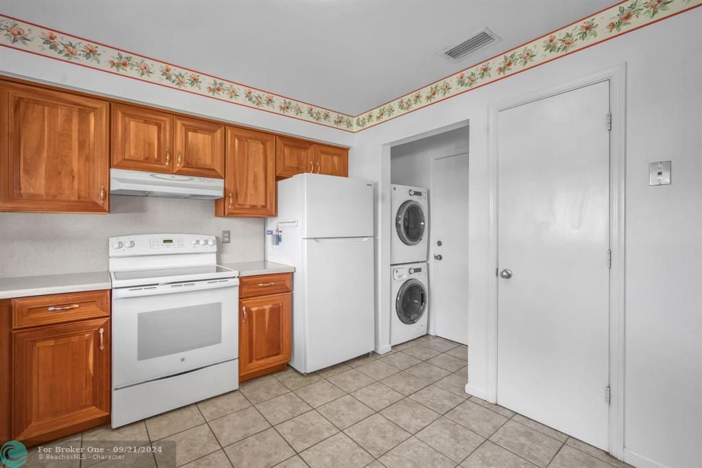 For Sale: $254,900 (2 beds, 2 baths, 1400 Square Feet)