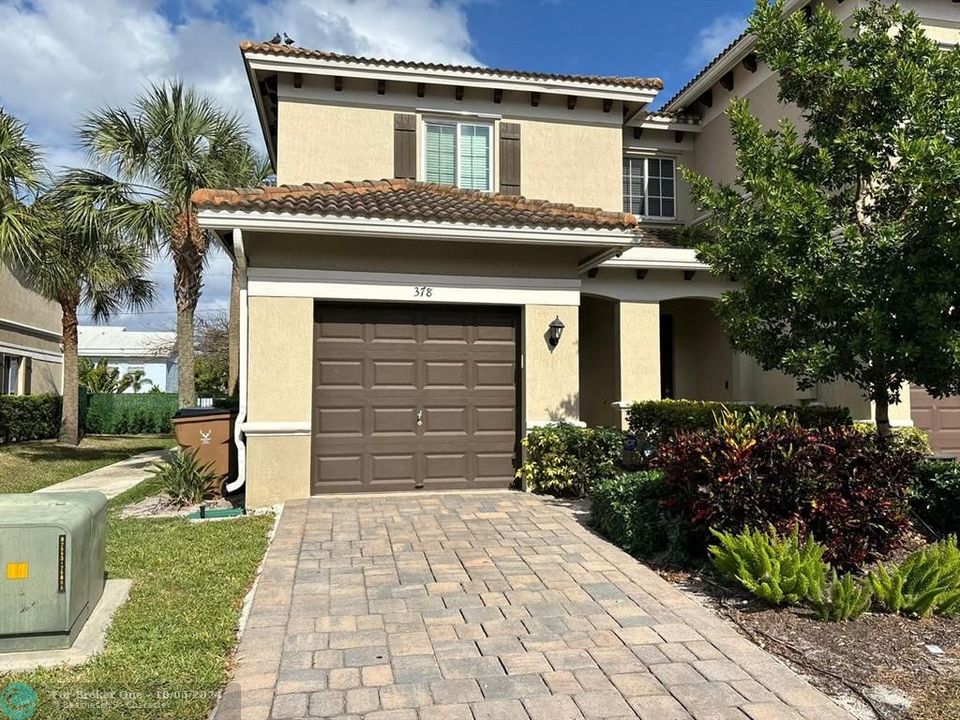 Recently Sold: $475,000 (3 beds, 2 baths, 1572 Square Feet)