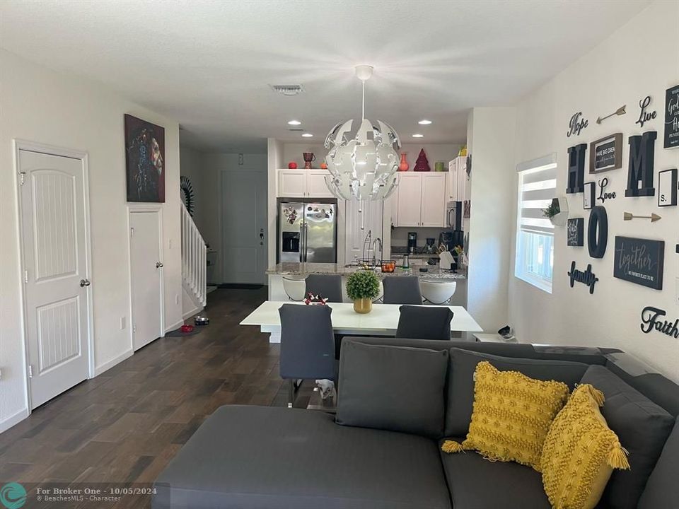 Recently Sold: $475,000 (3 beds, 2 baths, 1572 Square Feet)