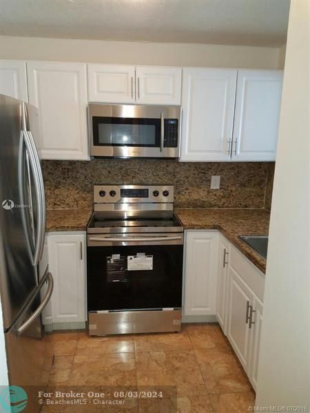 For Sale: $165,000 (1 beds, 1 baths, 826 Square Feet)