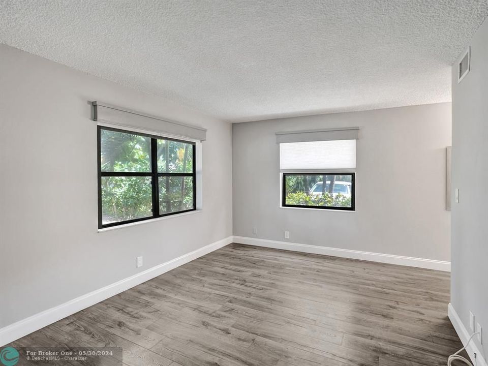For Sale: $259,999 (2 beds, 2 baths, 840 Square Feet)