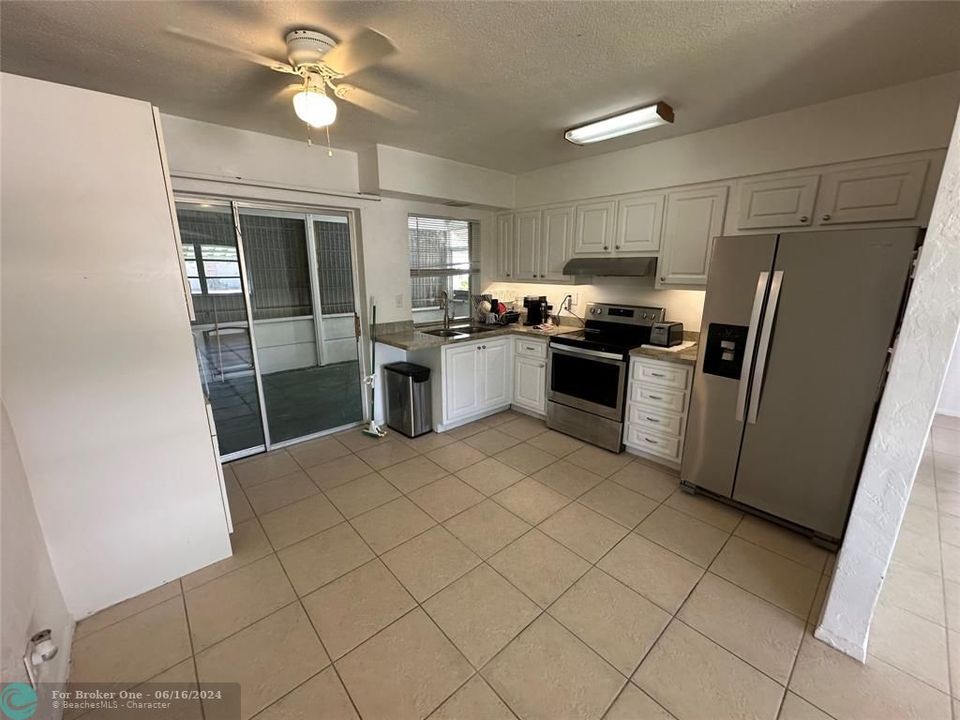 Active With Contract: $295,000 (2 beds, 1 baths, 864 Square Feet)