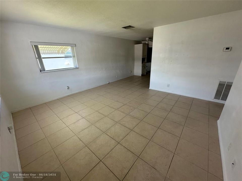 Active With Contract: $295,000 (2 beds, 1 baths, 864 Square Feet)