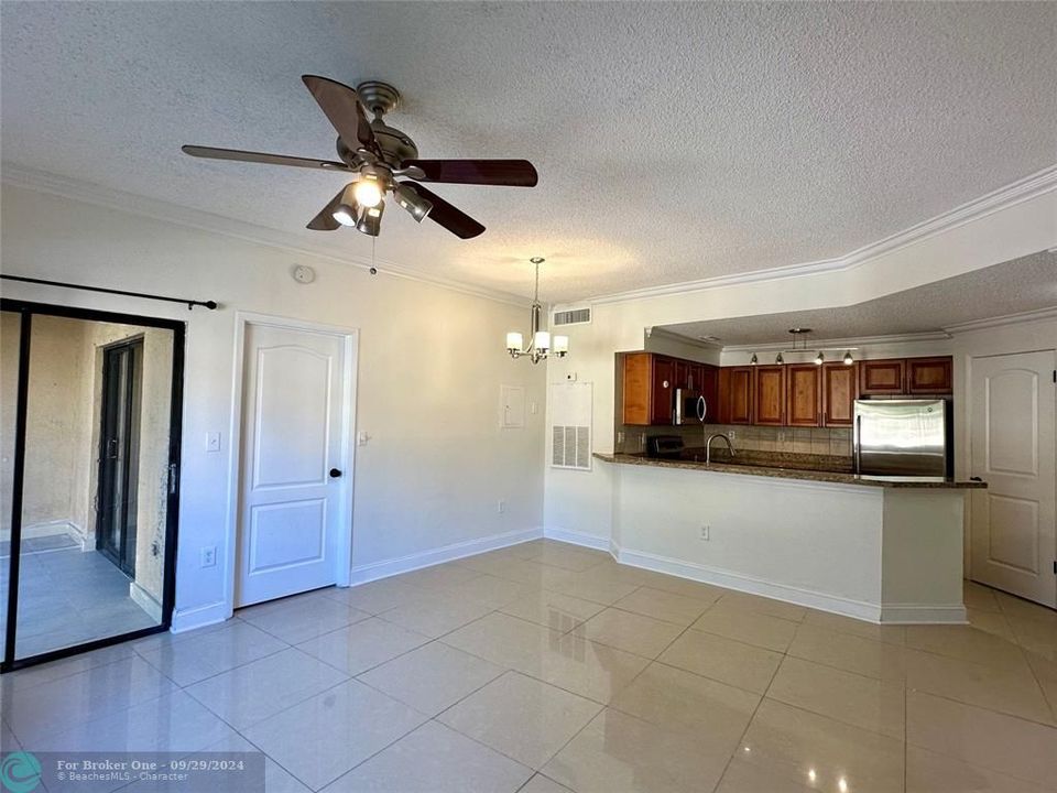 For Sale: $265,000 (2 beds, 2 baths, 858 Square Feet)