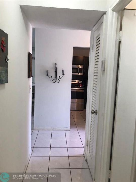 For Sale: $270,000 (1 beds, 1 baths, 847 Square Feet)
