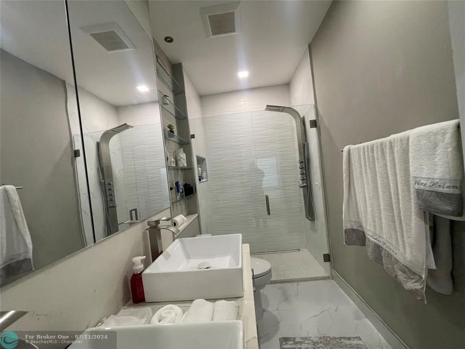 合同活跃: $449,500 (2 贝兹, 2 浴室, 1264 平方英尺)