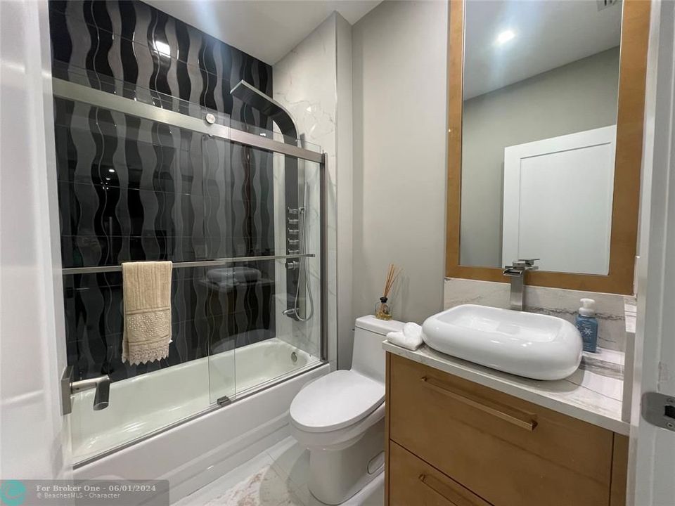 合同活跃: $449,500 (2 贝兹, 2 浴室, 1264 平方英尺)