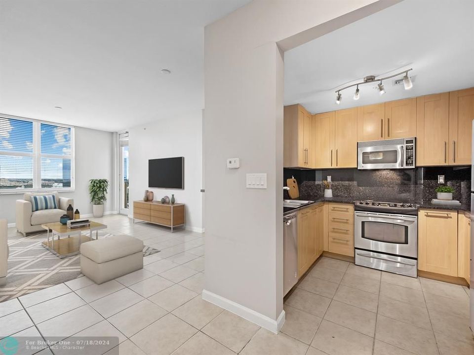 Active With Contract: $3,000 (2 beds, 2 baths, 1246 Square Feet)