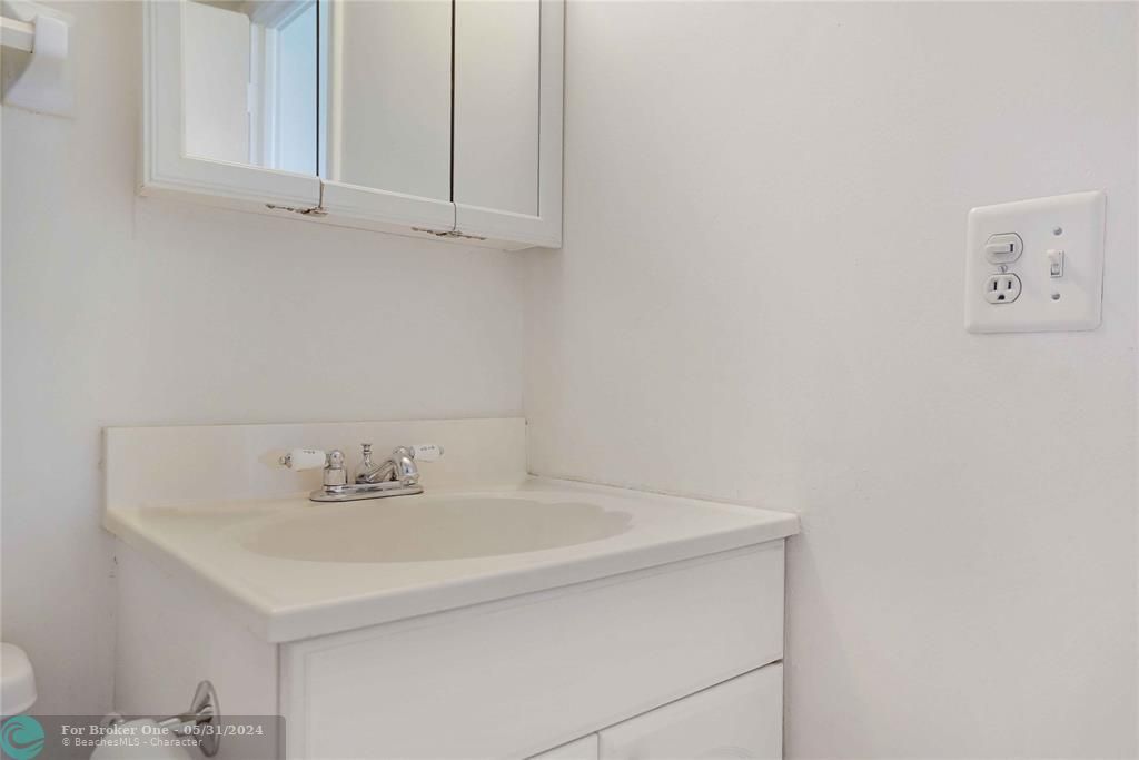 Active With Contract: $168,700 (2 beds, 2 baths, 975 Square Feet)