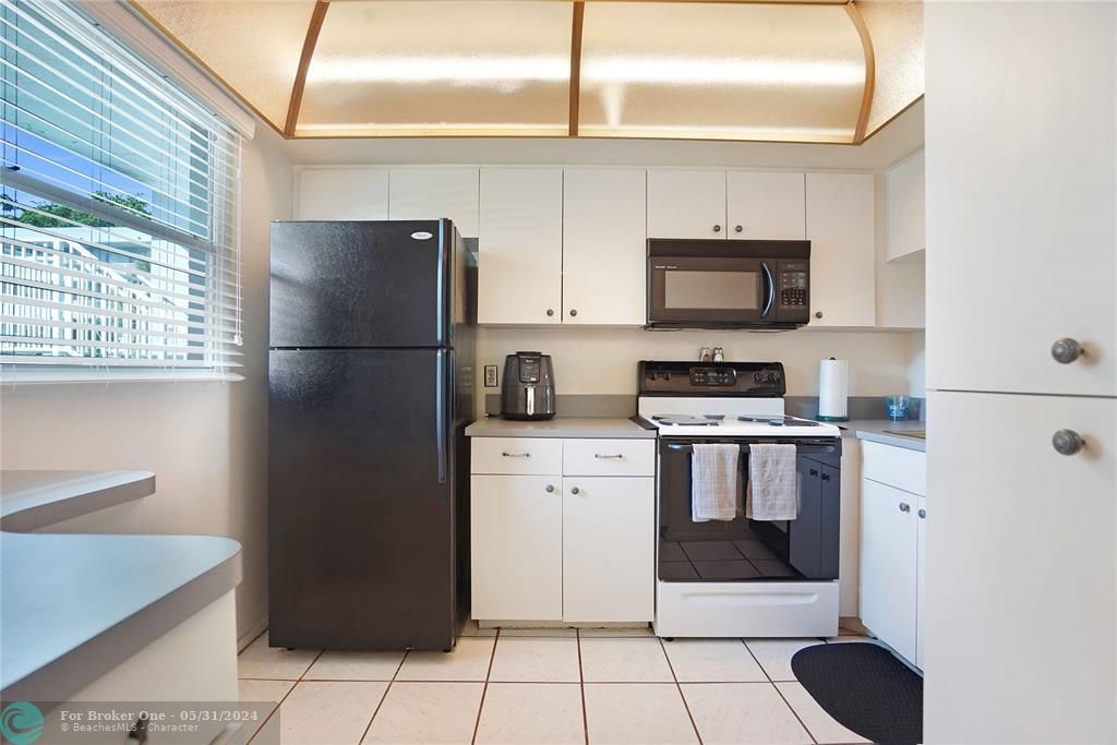 Active With Contract: $168,700 (2 beds, 2 baths, 975 Square Feet)