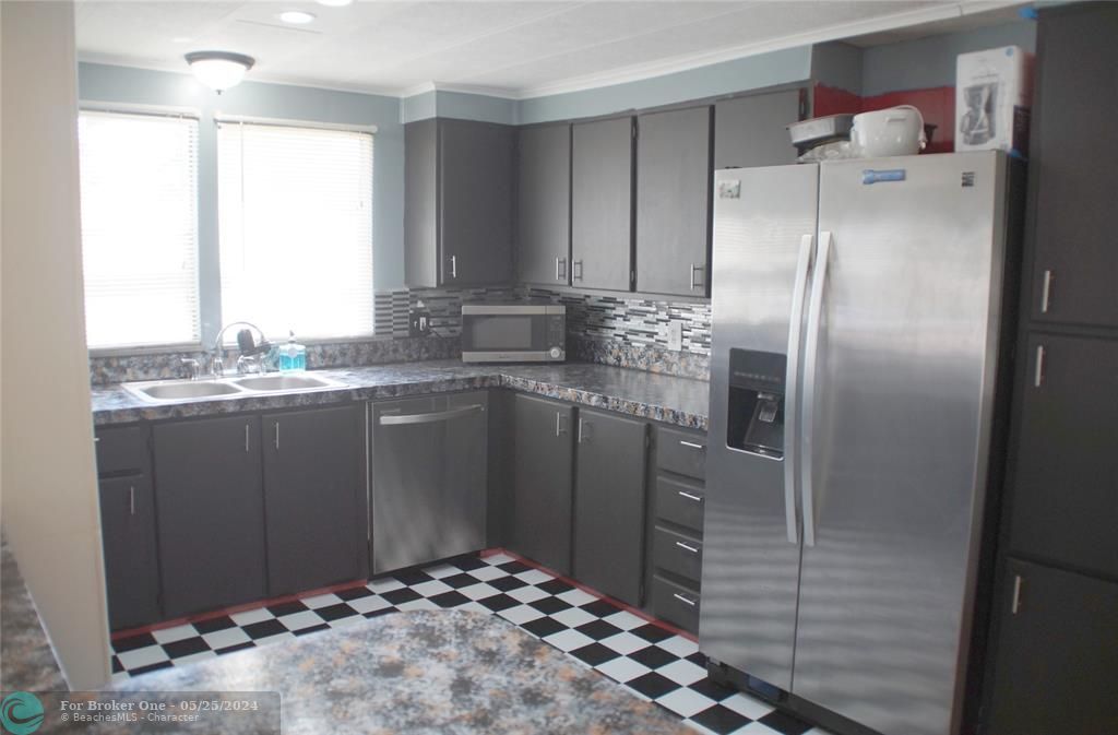 For Sale: $289,000 (3 beds, 2 baths, 1376 Square Feet)