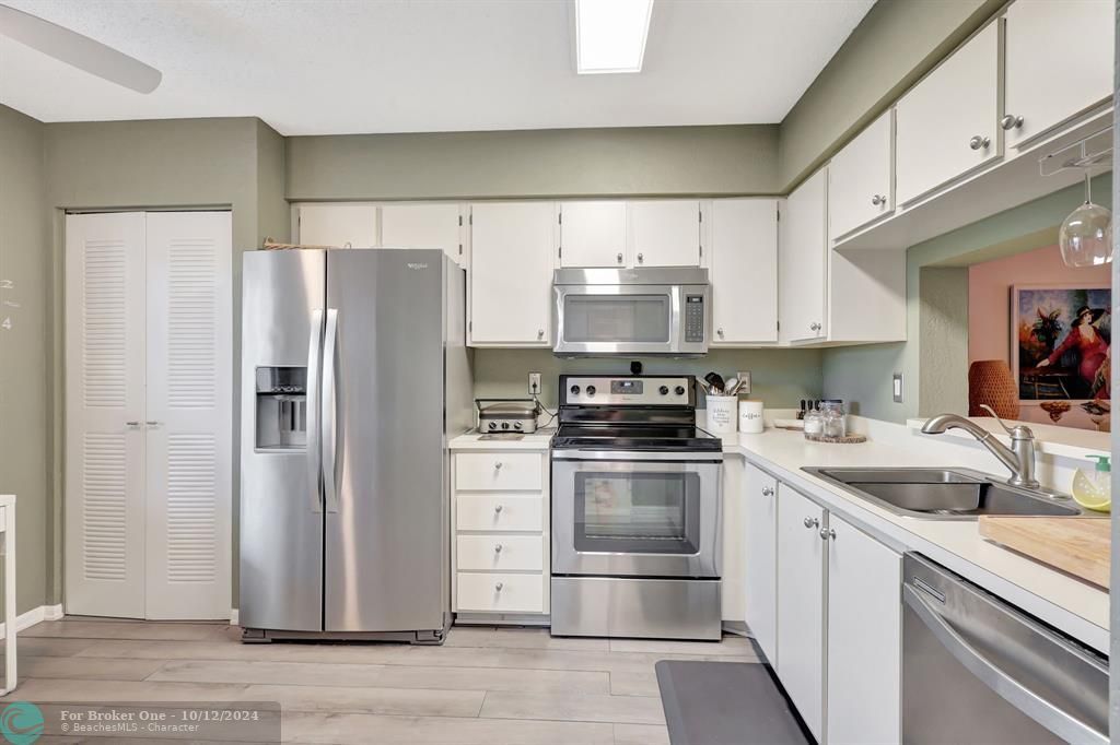 For Sale: $230,000 (2 beds, 2 baths, 1220 Square Feet)