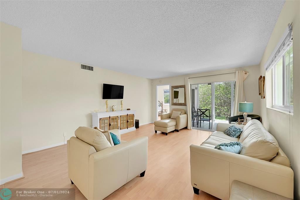 Active With Contract: $199,500 (2 beds, 2 baths, 1425 Square Feet)