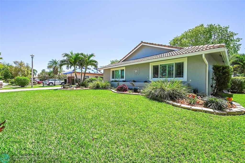 For Sale: $899,900 (4 beds, 2 baths, 2524 Square Feet)